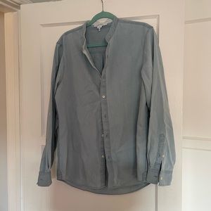 Frame long sleeve button down shirt in blue. Size medium.